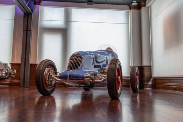 През 1930 американският регулатор ААА променя правилата на състезанията, за да ги направи по-отворени и достъпни за пътнически автомобили. Тоава се ражда този Duesenberg Special, разработен за пилота Фред Фрейм. Ветеранът завършва втори в Индианаполис 500 с него. Днес колата е в частна колекция. 
